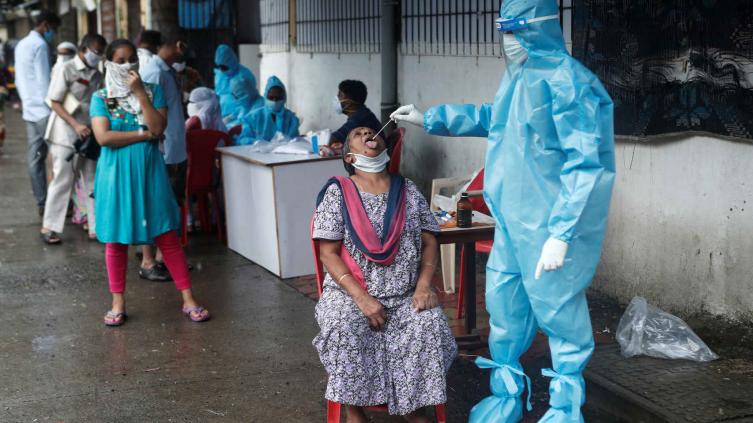 Leve baja de casos en India, que se mantiene como el país con más positivos diarios