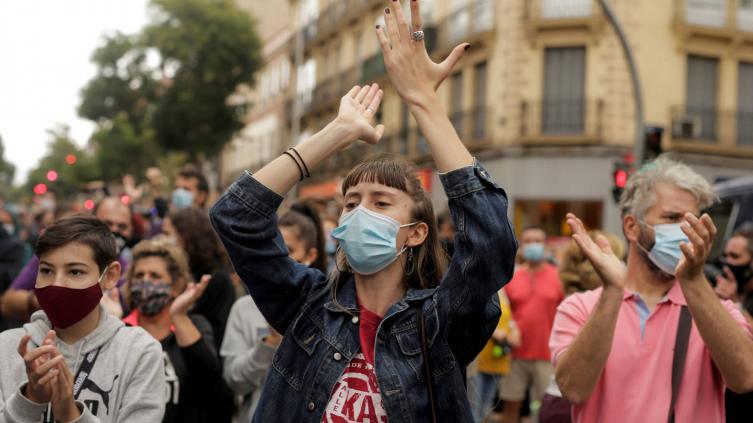 Miles de madrileños protestan horas antes de las nuevas restricciones por el coronavirus