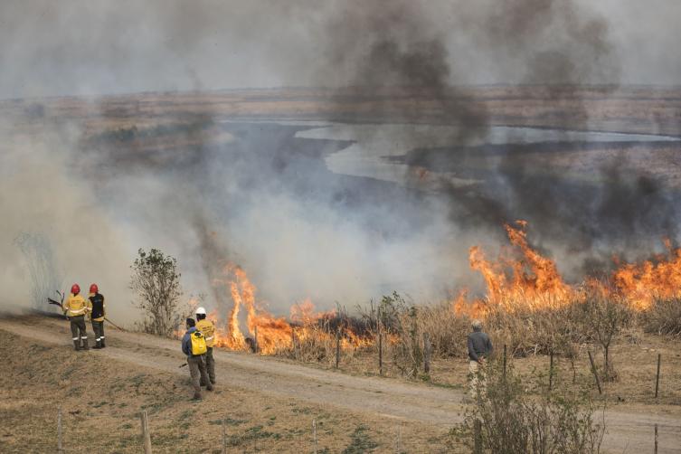 “La quema de pastizales genera un desgaste físico y psicológico de los bomberos”