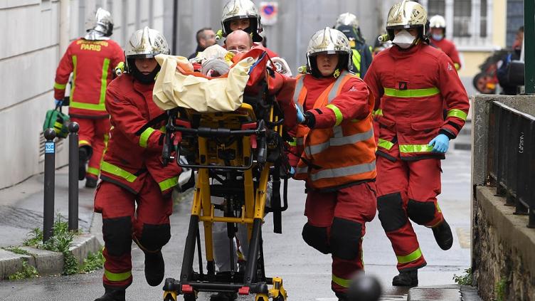 Alarma en París por un ataque con cuchillo cerca de Charlie Hebdo