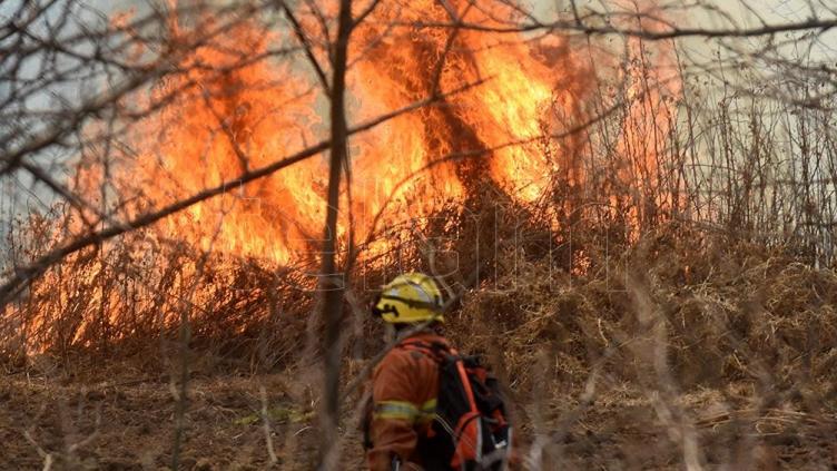 El fuerte viento y falta de humedad complican a los bomberos
