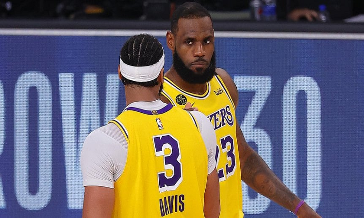 Los Angeles venció a Denver y quedó a un paso de la final de la NBA
