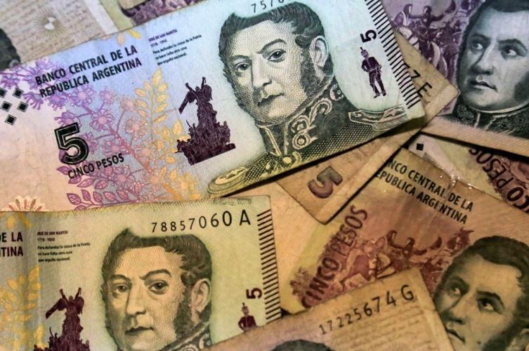 Extendieron el plazo para canjear en los bancos los billetes de 5 pesos