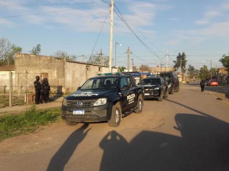 Fuerte operativo en busca de armas en el barrio Santa Rosa de Lima