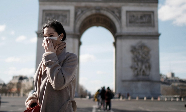 París analiza decretar alerta máxima por coronavirus a partir del lunes