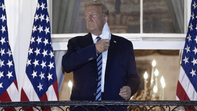 Trump fue dado de alta y se quitó el barbijo para saludar