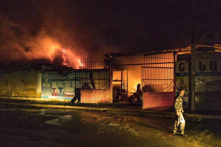 Armenia y Azerbaiyán se acusan mutuamente de violar el alto el fuego humanitario