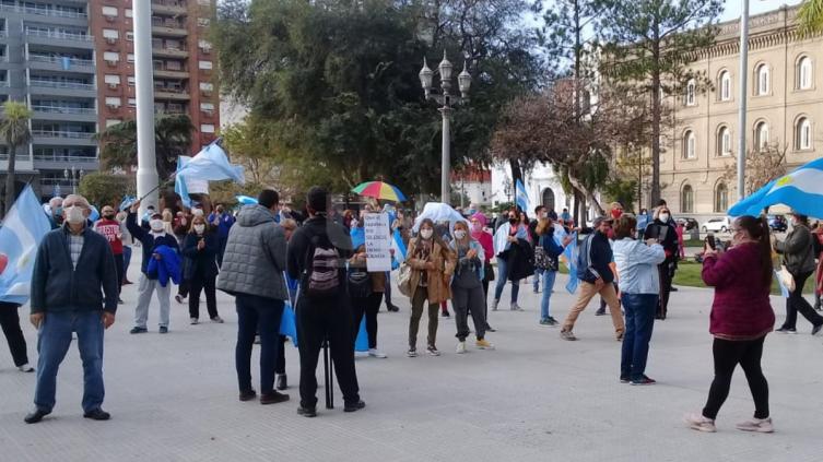 Banderazo 12-0: Santafesinos marcharon a Casa de Gobierno