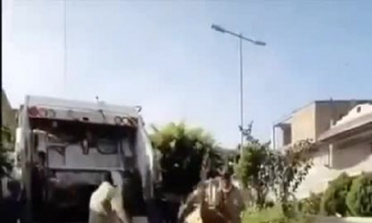 La organización de lucha libre busca a tres recolectores de basura por su show en la calle