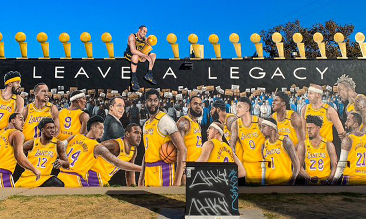 El impresionante mural de los Lakers... con Kobe Bryant vigilando desde lo alto