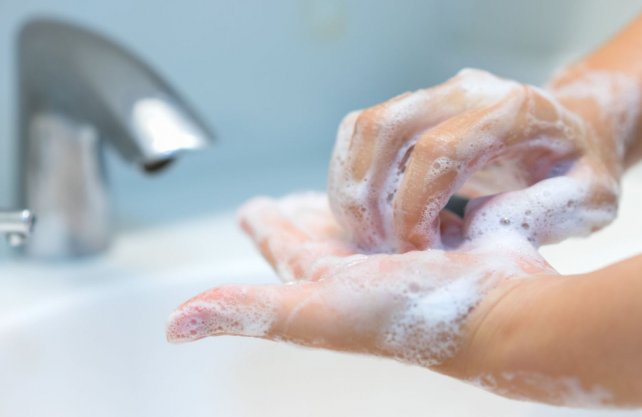 ¿Cuánto sobrevive en la piel el coronavirus?