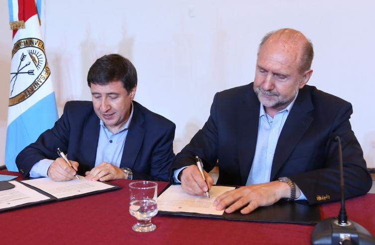 Perotti y Arroyo firmaron un convenio por combos de alimentos