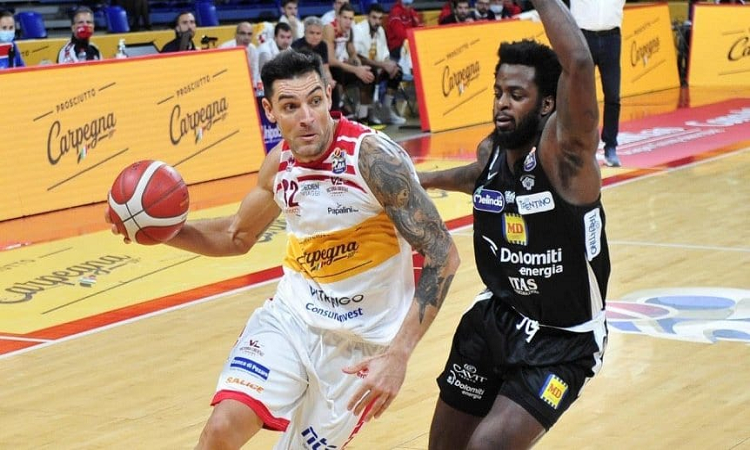 Delfino con gran actuación, en el triunfo de Pesaro por la Serie A