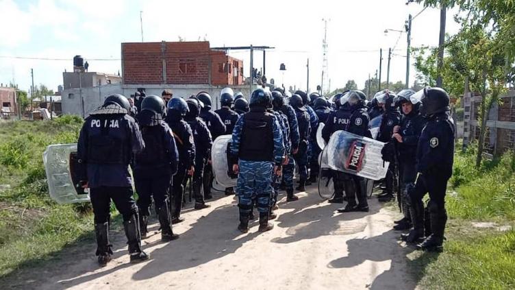 La policía desalojó el predio tomado en Guernica
