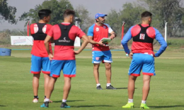 Azconzábal haría varios cambios para enfrentar a Emelec