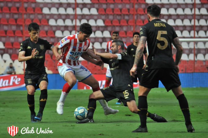 Unión pegó dos veces y venció a Racing en la avenida