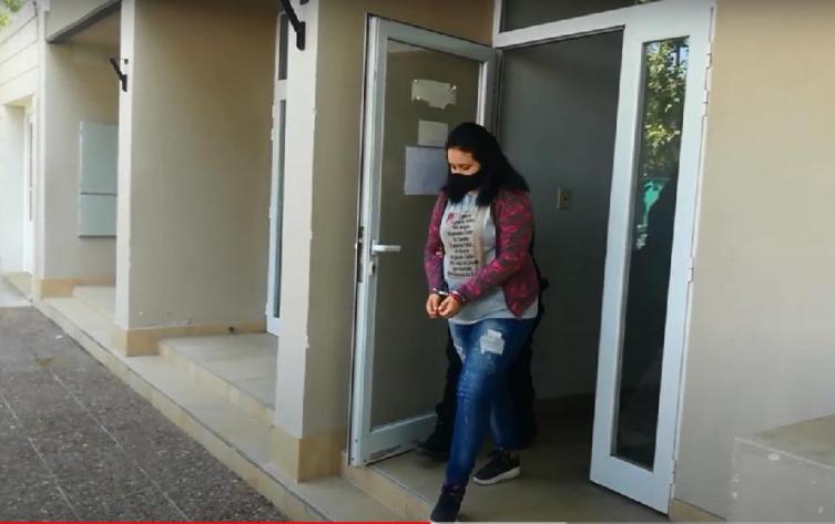 Absuelven a la mujer policía acusada de abusar de una de sus hijas