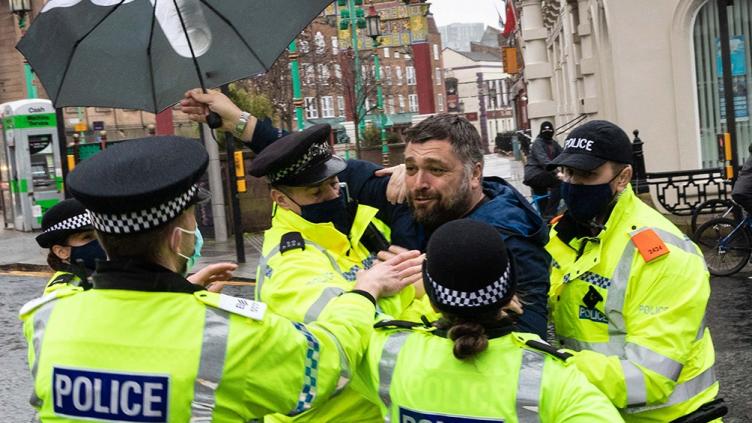 Reino Unido: decenas de detenidos en varias marchas contra las restricciones