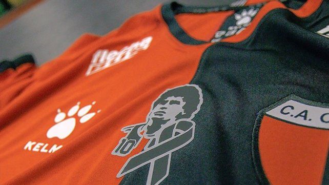 La camiseta de Colón en homenaje a Diego Maradona