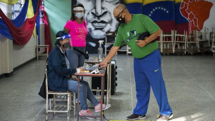 Los venezolanos votaron sin incidentes y con polémica