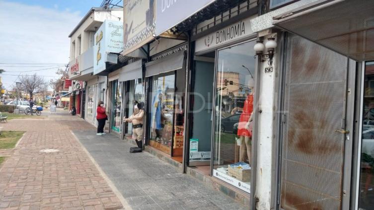 Los comerciantes abrieron sus puertas pese al feriado