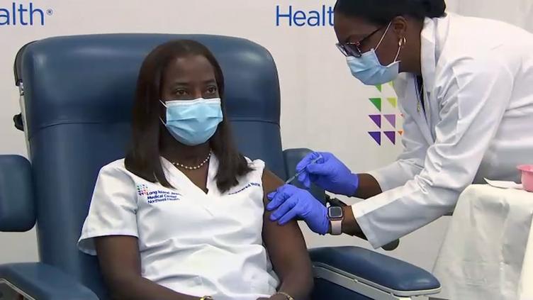 Una enfermera, la primera persona vacunada en Estados Unidos