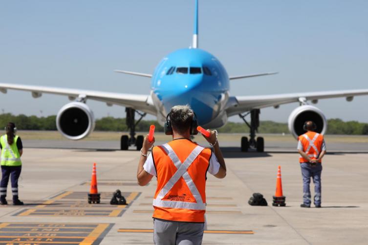 Llegó el avión de Aerolíneas Argentinas con 300 mil dosis de la vacuna rusa