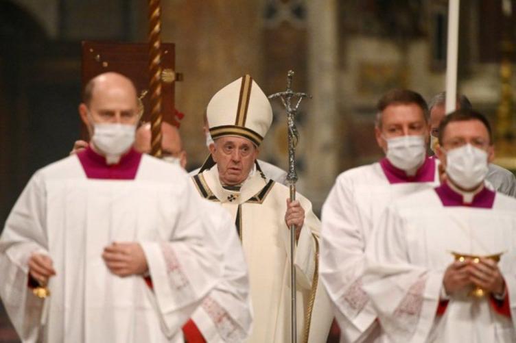 El Papa Francisco encabezó la Misa de Gallo ante unos pocos fieles