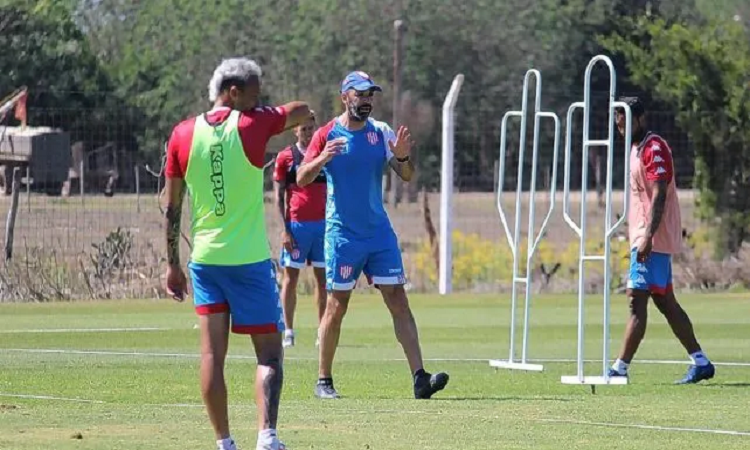 Azconzábal haría cambios para recibir a Lanús