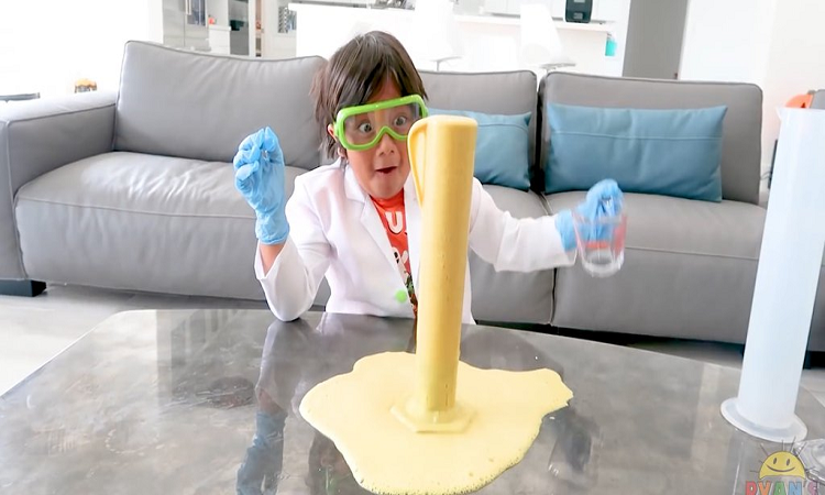 Youtuber de 9 años  que más dinero gana
