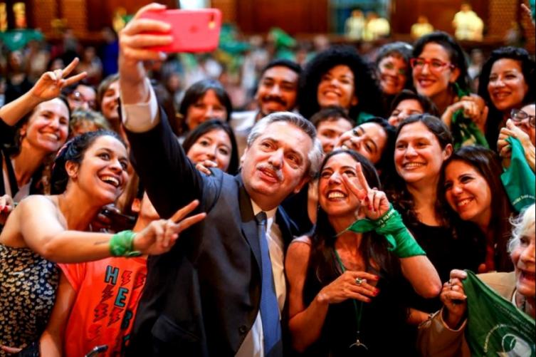 El Presidente festejó la sanción de la ley de aborto en Twitter