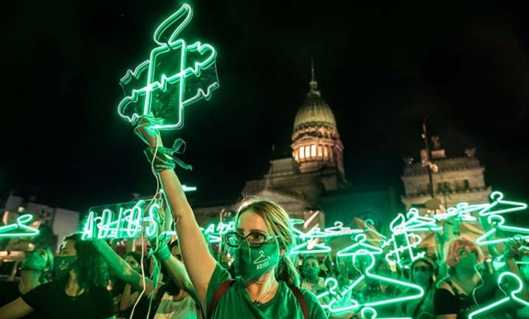 Las mujeres con causas abiertas por abortos dentro de las 14 semanas deberán ser sobreseídas