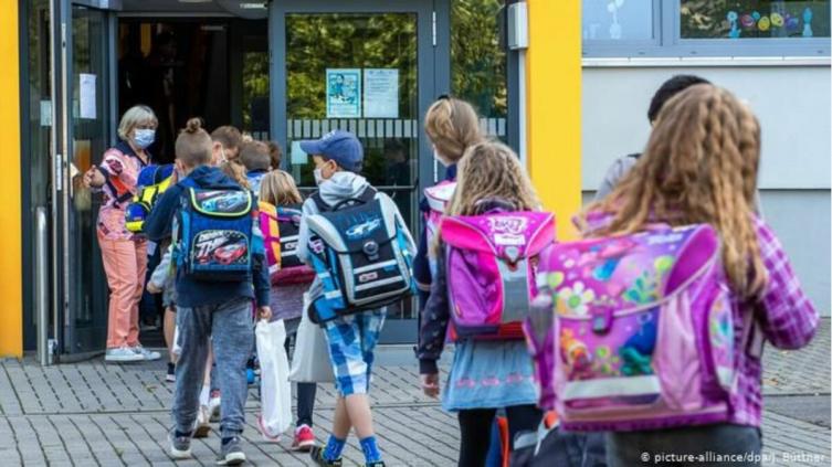 Londres cerrará las escuelas primarias para contener la expansión del coronavirus