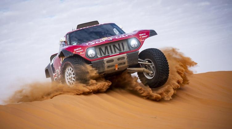 El Rally Dakar se pone en marcha en Arabia Saudita