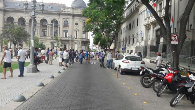 Pescadores cortan el tránsito frente a Tribunales