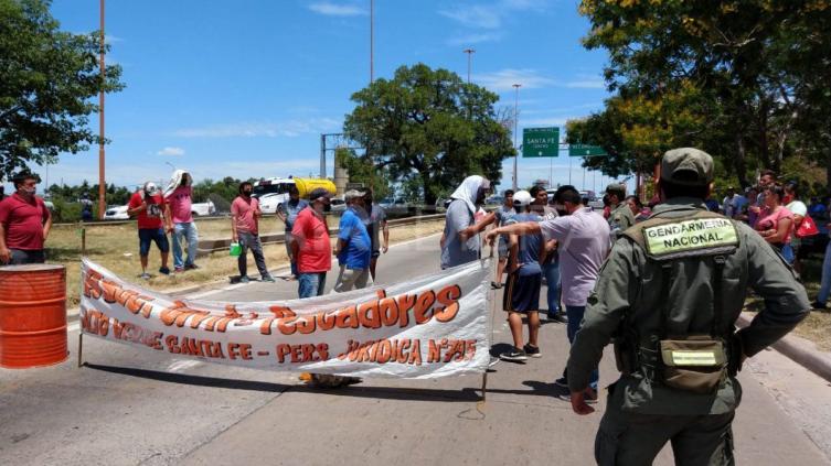 Pescadores siguen con los cortes en la Ruta 168 y otras zonas