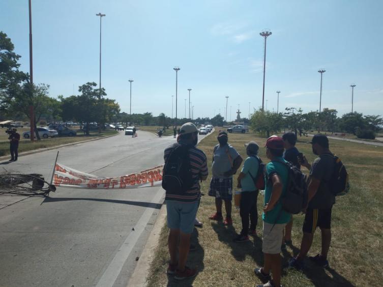 Pescadores independientes acampan a la vera de la Ruta 168