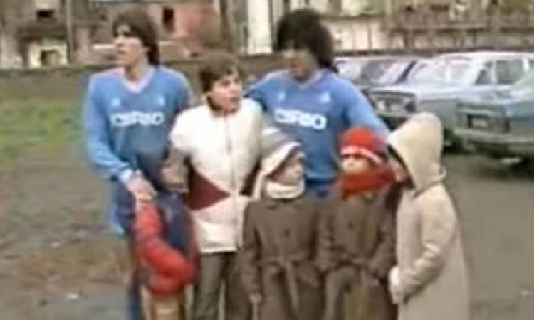 Maradona desafió a la FIFA y jugó en el barro por un niño: 