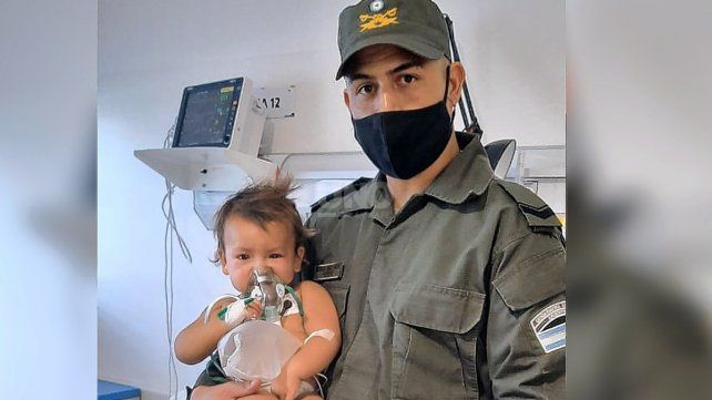 Le salvaron la vida a una beba que había caído en una pileta
