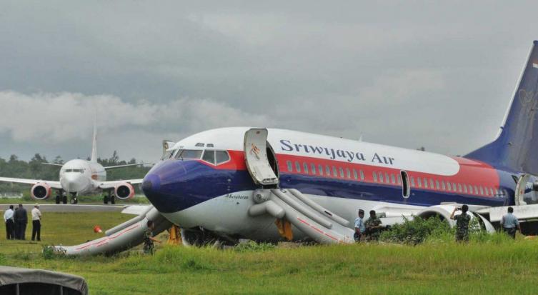Desapareció un avión en Indonesia con más de 50 pasajeros