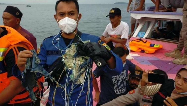 Encontraron los restos del avión desaparecido en Indonesia
