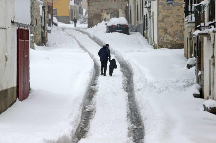 En España preocupa y entretiene la mayor nevada en 60 años