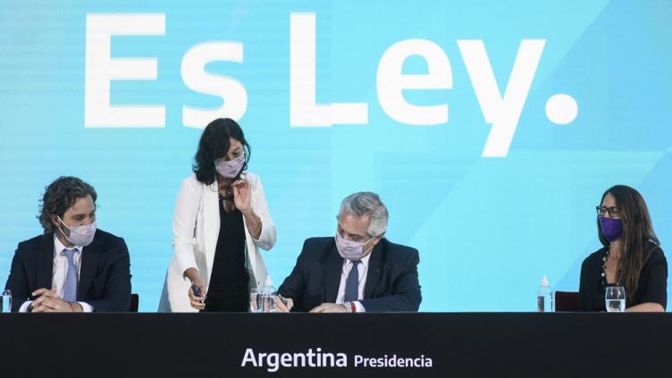 Oficializaron la promulgación de la ley del Aborto y la de los mil días