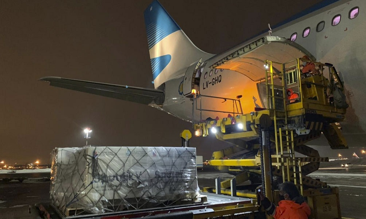 Vacunas: el vuelo de Aerolíneas que trae la segunda tanda llegará antes del mediodía a Ezeiza