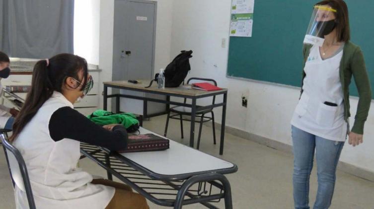 Aseguran que la vacunación docente no es indispensable para volver al aula