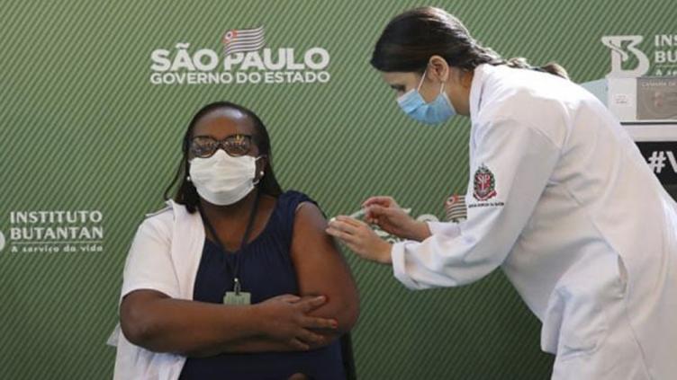 Brasil: adelantan el inicio de la vacunación en todo el país