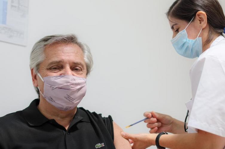 El Presidente recibió la primera dosis de la vacuna rusa