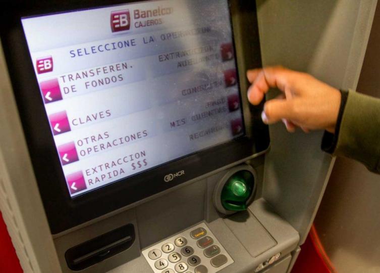Los cajeros automáticos deberán aceptar huellas digitales