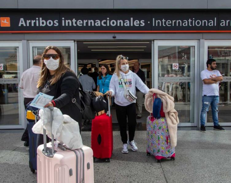 El Gobierno desaconseja viajar al exterior 