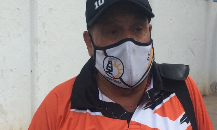 Barras amenazaron con cuchillos a un DT. del ascenso